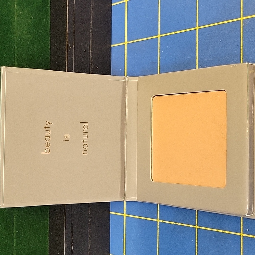 Carlucce Cache Cream - Faultless - Foundation Pallette - $51 MSRP